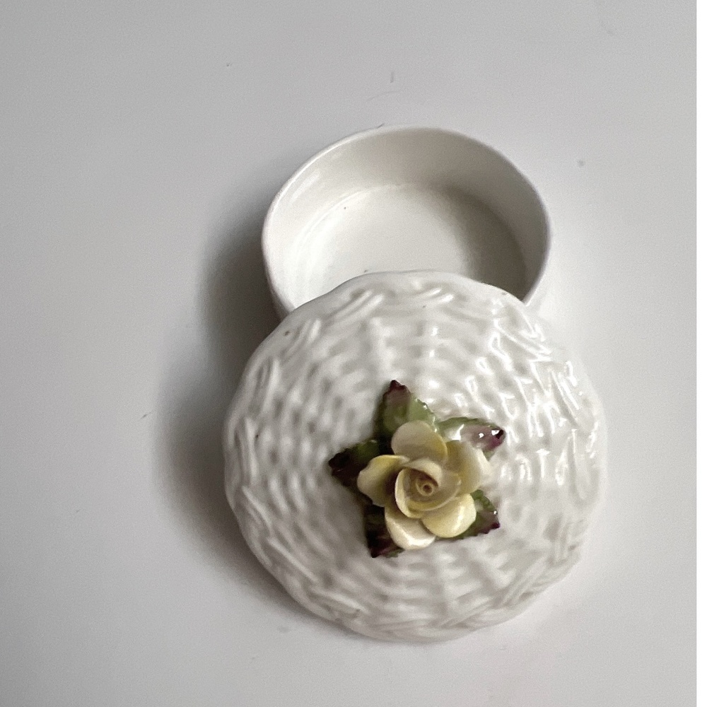 Ansley England Fine Bone China White Trinket Box  Raised Pale Pink Rose Flower
